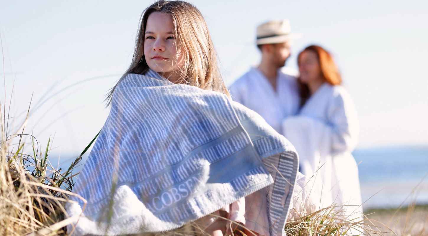 Moa_bathtowel_with_parents_in_backgrounds.jpg