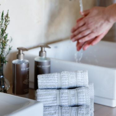 Wash_cloths_in_bathroom.jpg